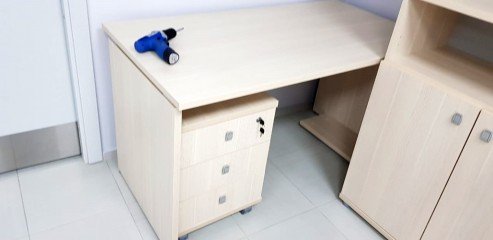 Прямой офисный стол с тумбой