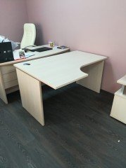 Угловой стол в офис