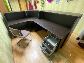 Угловая стойка-ресепшн